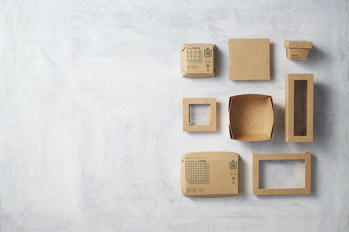 Olika kartonger och förpackningar i kartong och plast, olika storlekar och former
