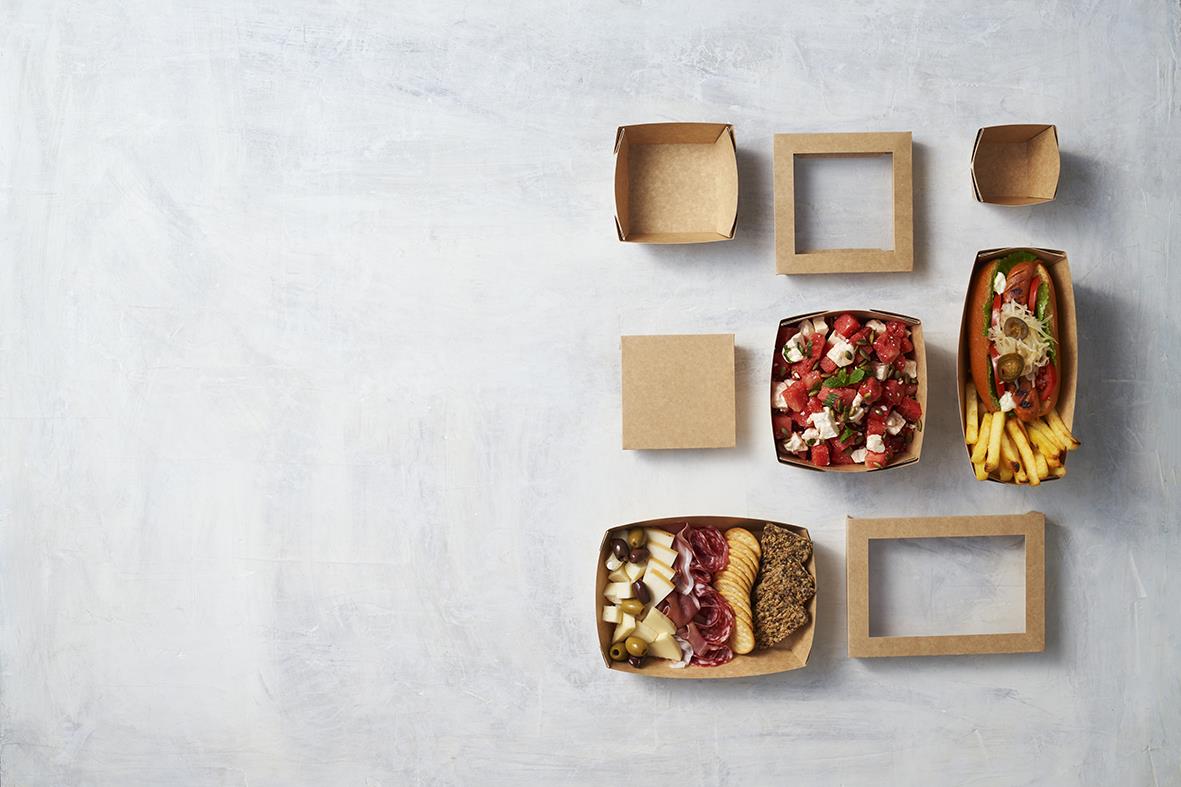 Olika tomma kartong- och plastlådor i olika former och storlekar på en ljus bakgrund