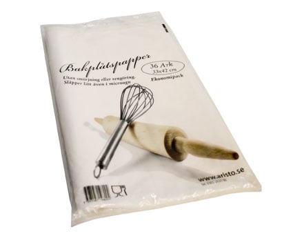 Bakplåtspapper 33x42cm i förpackning med visp och bakverktyg