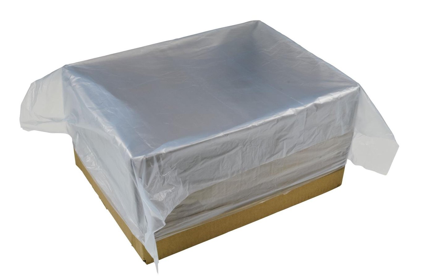 Plastfolie täcker en kartonglåda, användbar för förpackning eller skydd