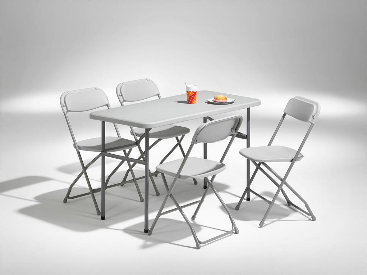 Fällbart grått bord med fyra stolar, mått 122x61x73,4cm, för inomhusbruk