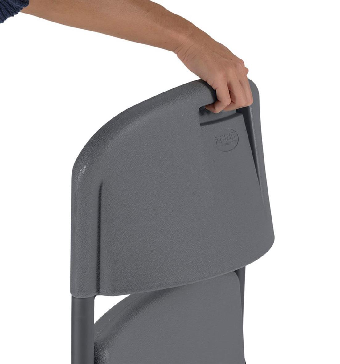 Fällbar stol i ljusgrå färg med handtag för enkel hantering