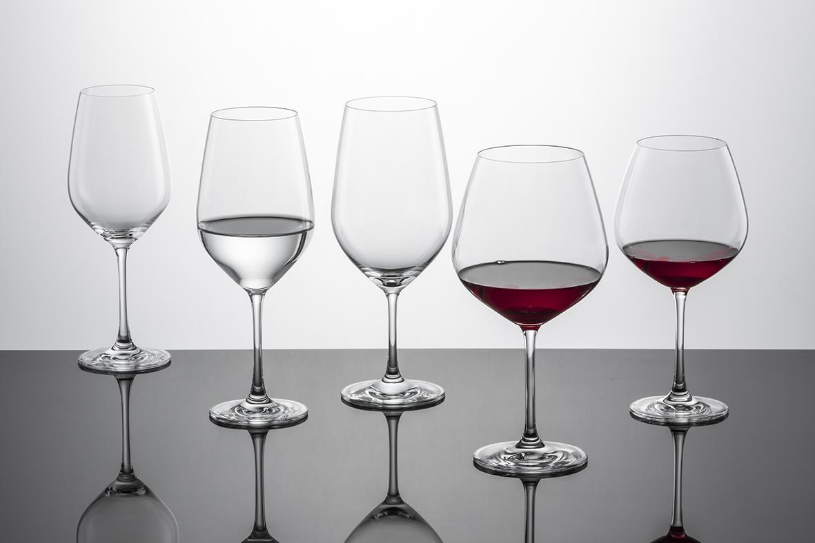 Fem vinglas av glas med olika fyllnadsnivåer, raderade på en vit bakgrund