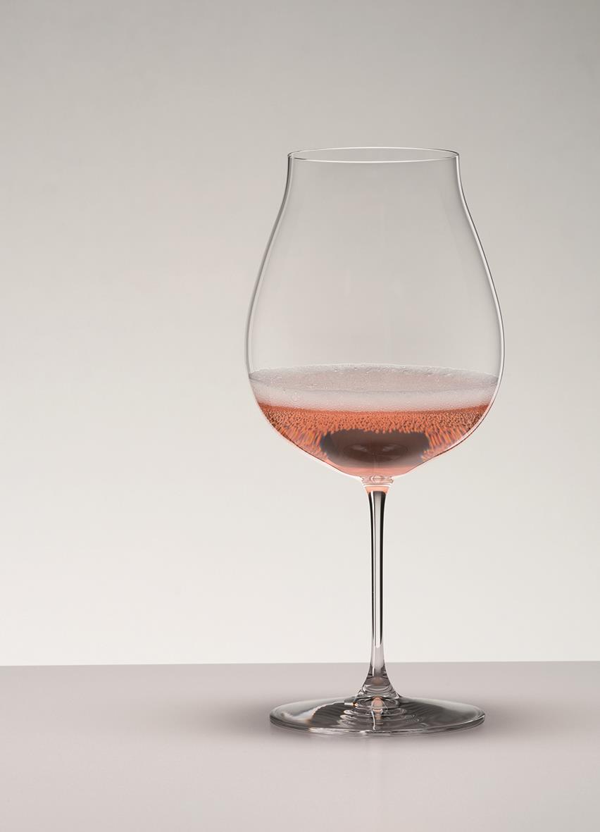 Vinglas Riedel Veritas New Pinot Noir med rosa vin, högt och elegant design