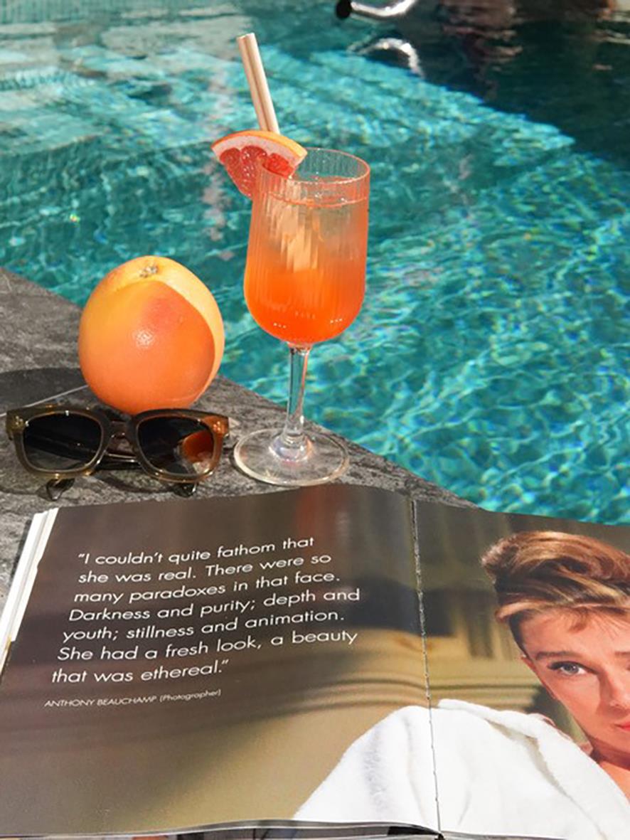 Vinglas Stripe Polykarbonat med drink, apelsin, solglasögon, pool i bakgrunden och en öppen bok