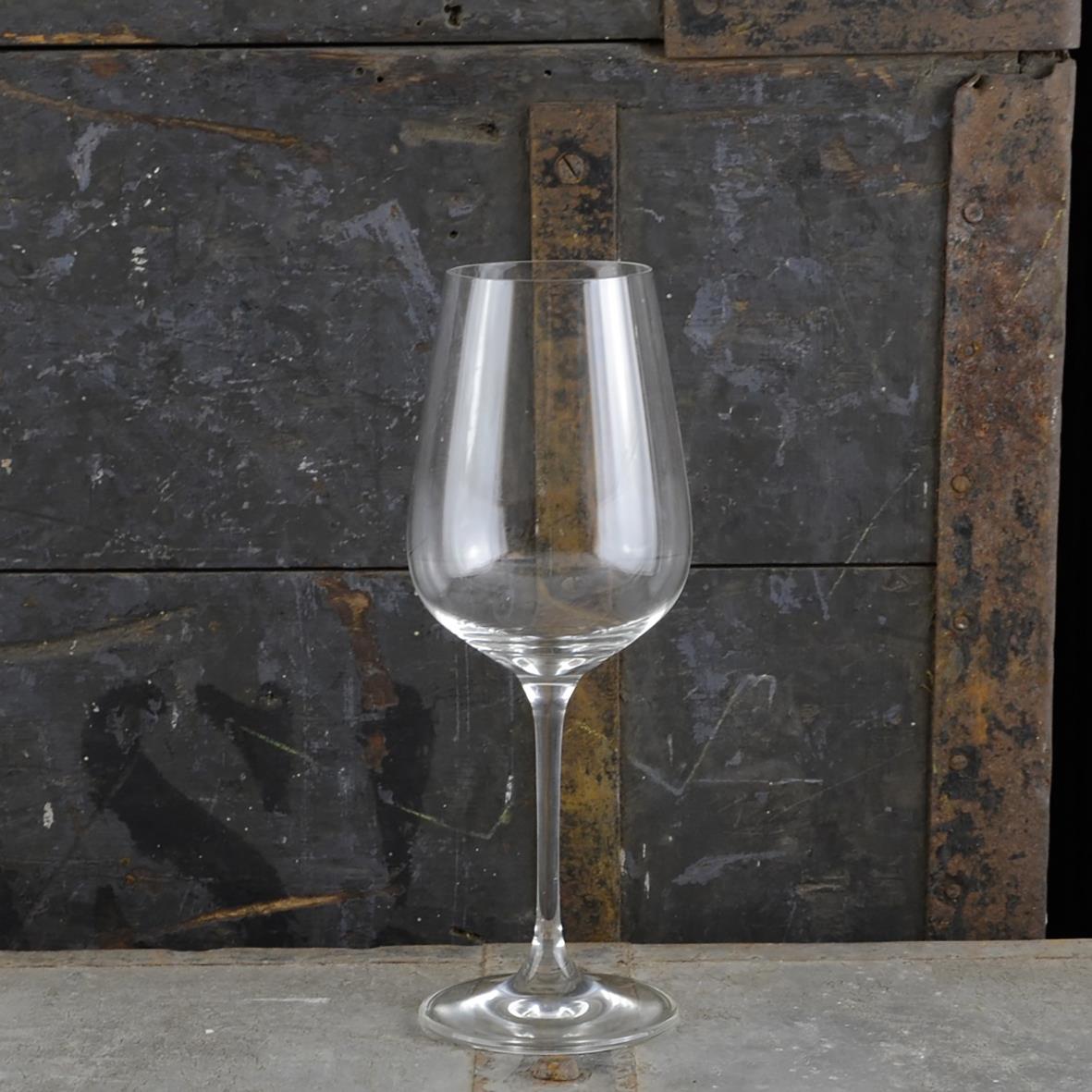 Vinglas Accent Rona 36cl står på en träyta mot en mörk trävägg