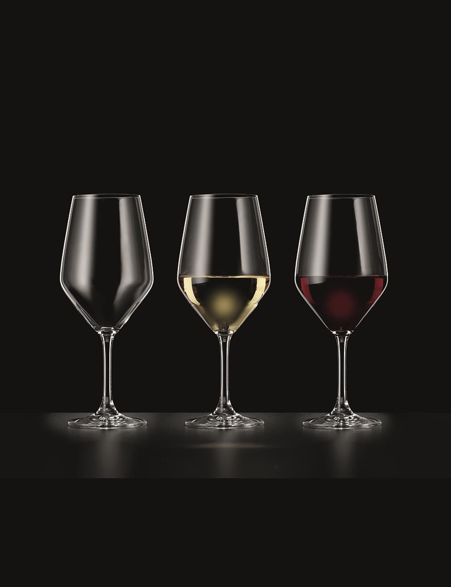 Tre vinglas Spiegelau Festino med olika innehåll mot svart bakgrund