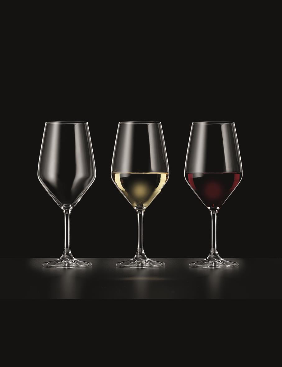 Tre vinglas Spiegelau Festino med olika innehåll mot svart bakgrund