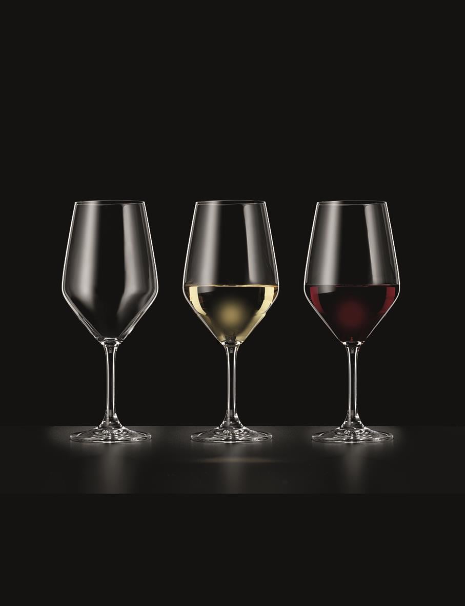 Tre vinglas Spiegelau Festino med olika innehåll mot svart bakgrund