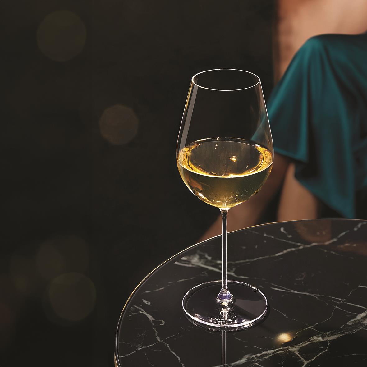 Vinglas Galea 38cl fyllt med vitt vin på svart marmorbord