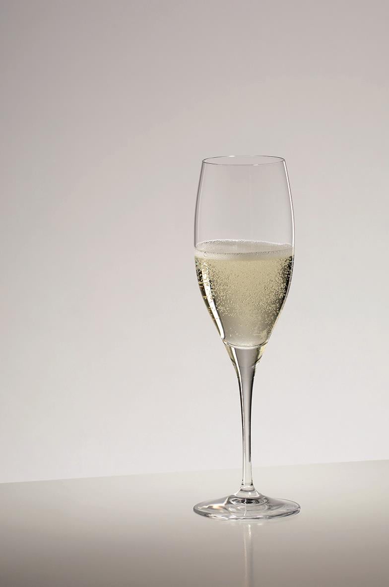 Champagneglas Riedel Vinum Cuvée Prestige med champagne, 62x218mm, 23cl, på en neutral bakgrund