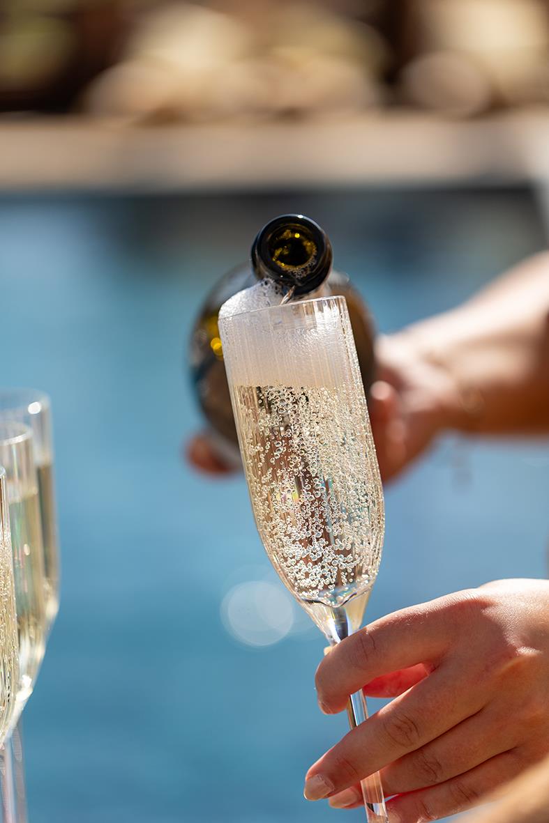 Champagneglas av polykarbonat med stripe-mönster, fyllt med champagne, 50x233mm, 18cl