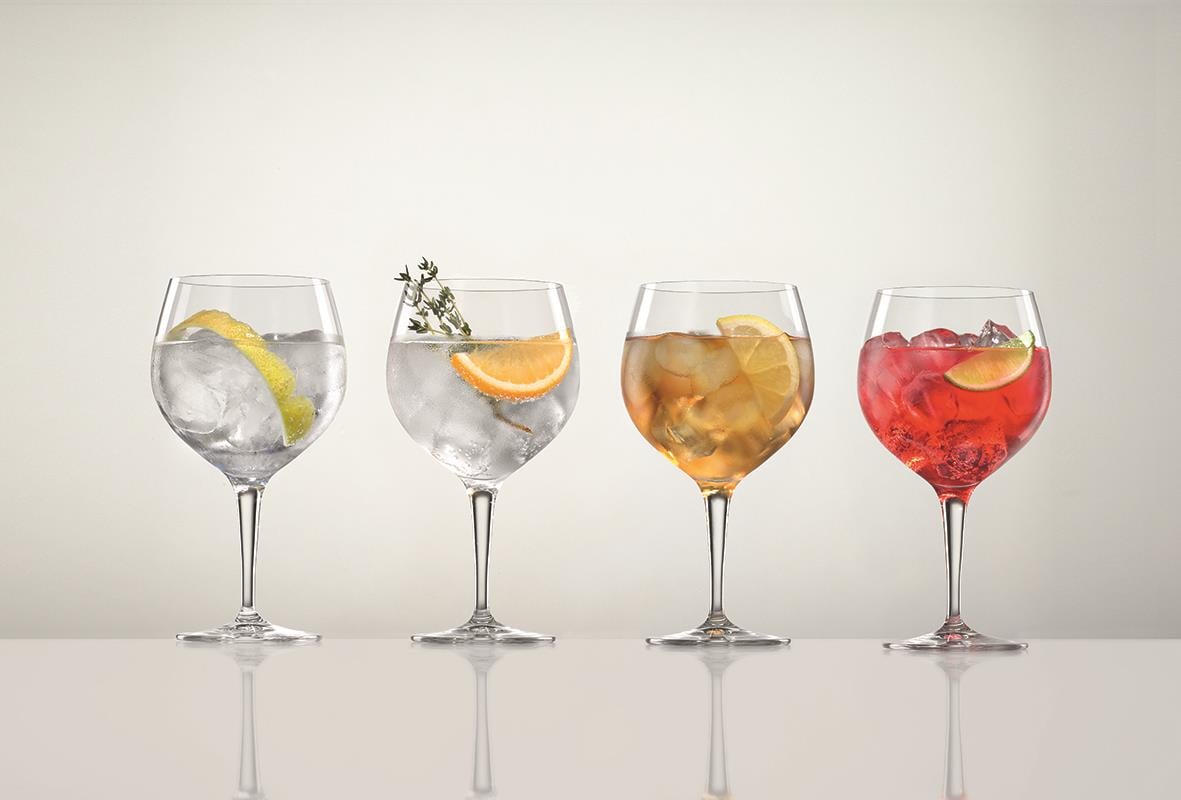 Fyra Spiegelau Gin & Tonicglas med olika drycker och citrusskivor
