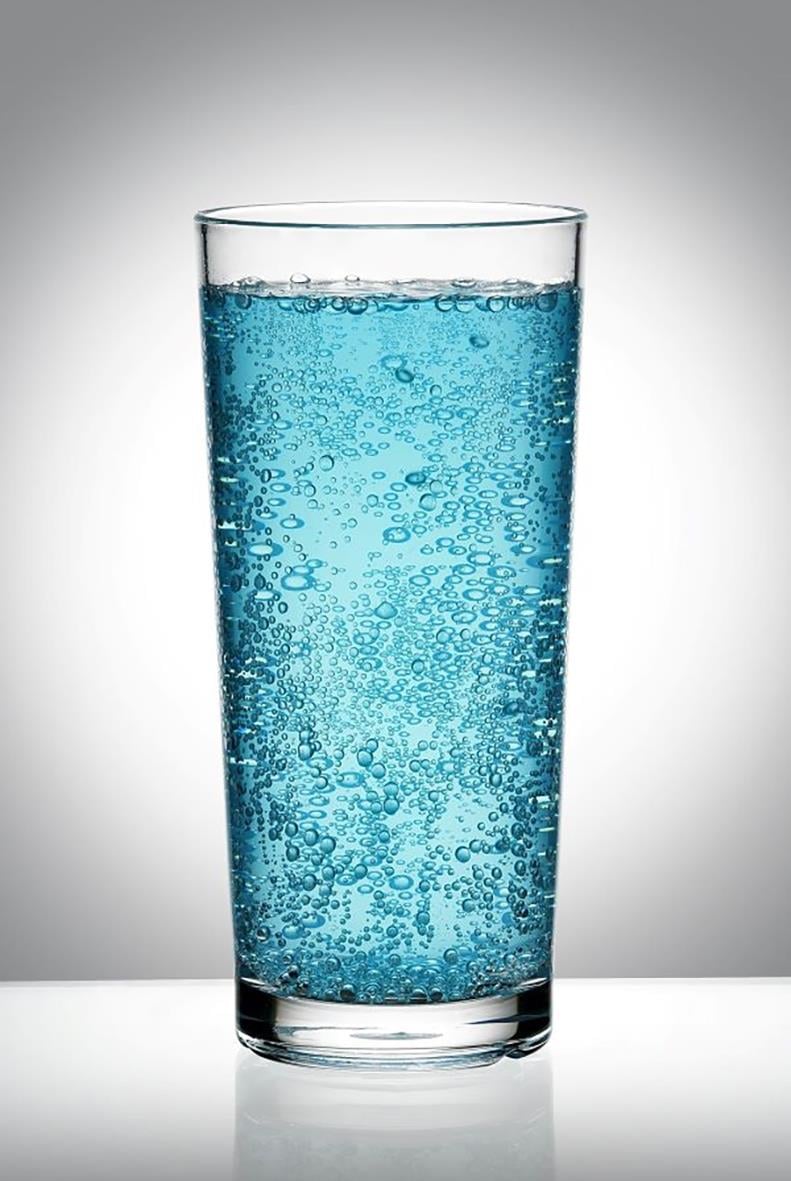 Högballsglas av polykarbonat med blå dryck, höjd 143mm, diameter 67mm, 32cl