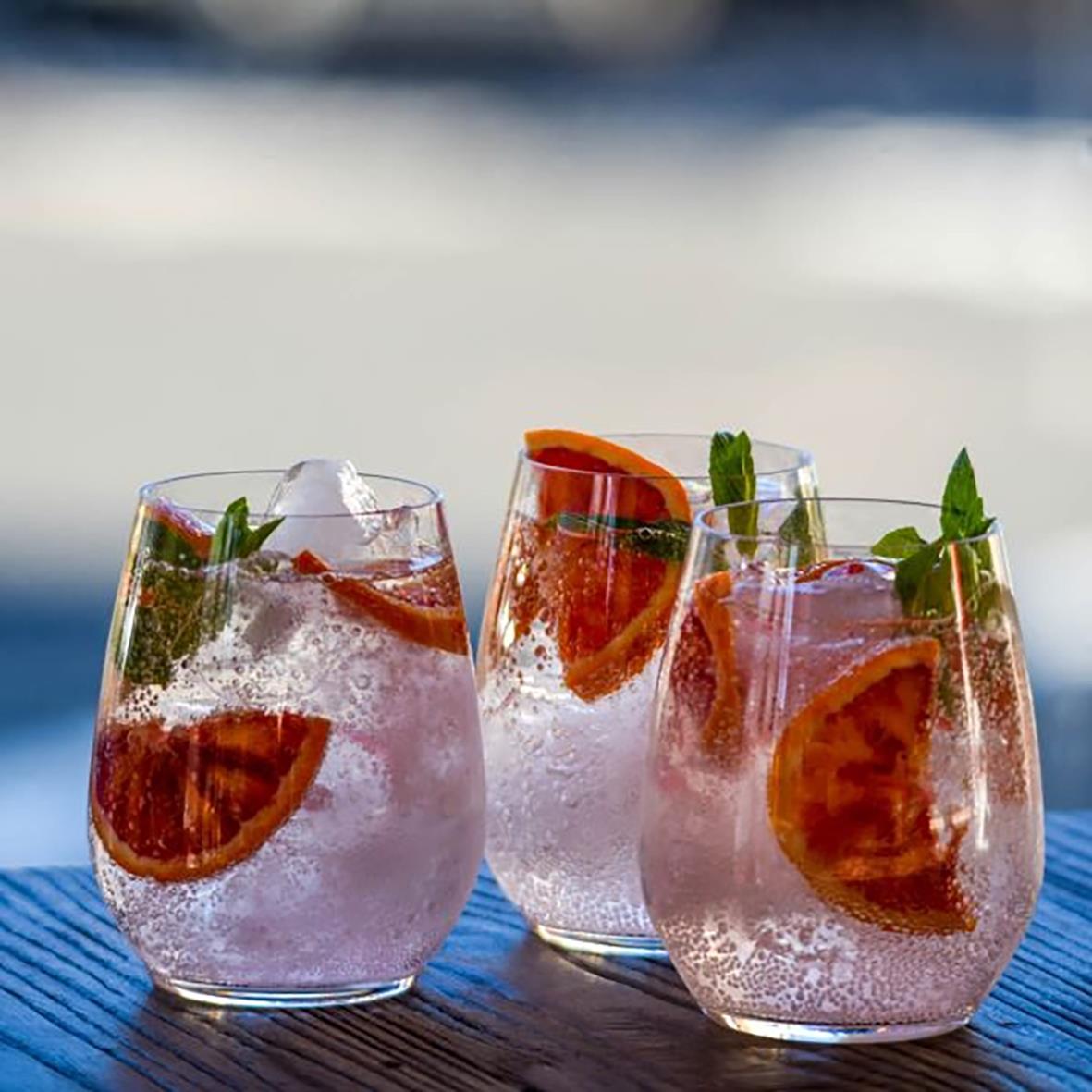 Vattenglas utan fot, polykarbonat, 40cl, med citrusskivor och mynta, sommarinspirerad dryck