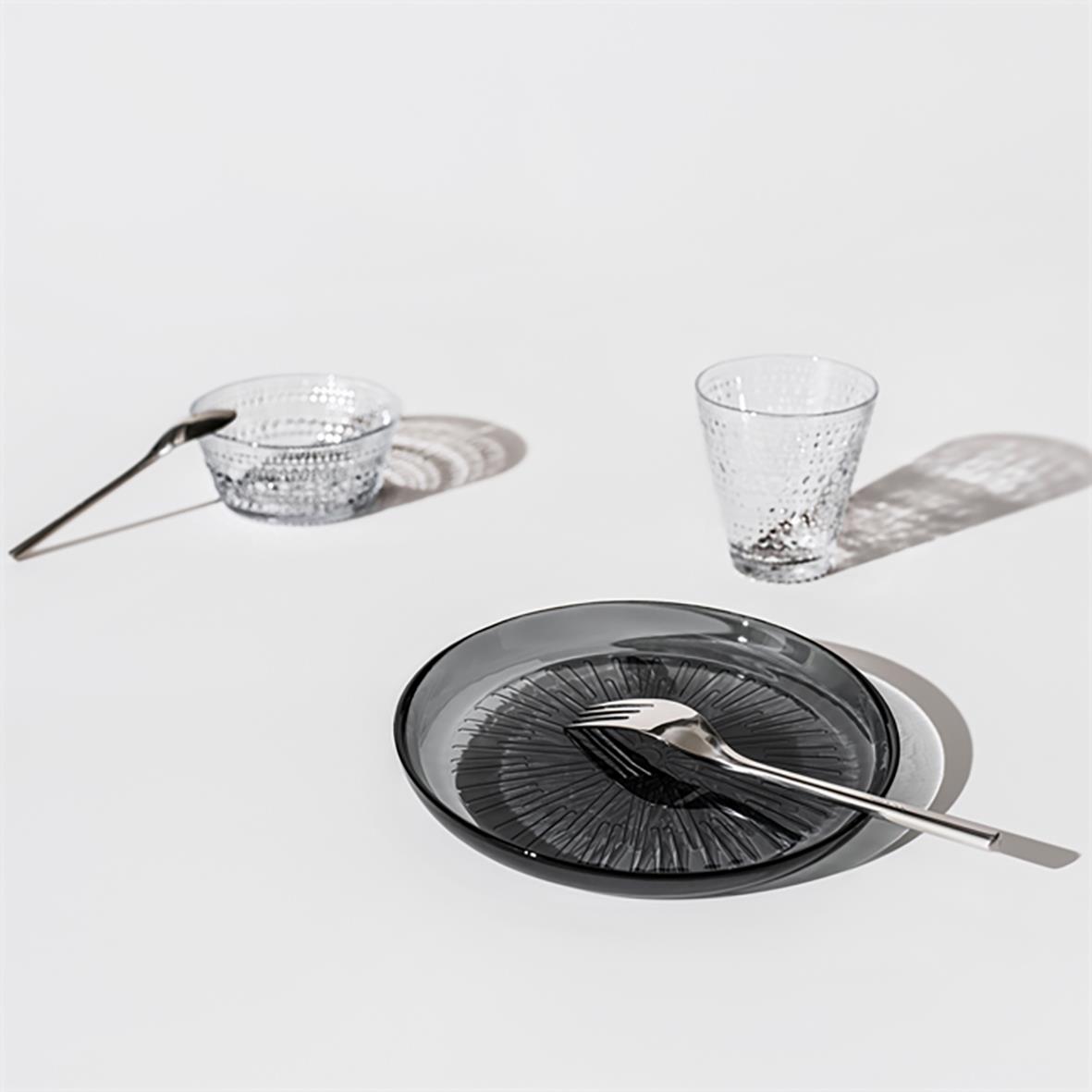 Klar Iittala Kastehelmi glas och tallrik med bestick på vit bakgrund