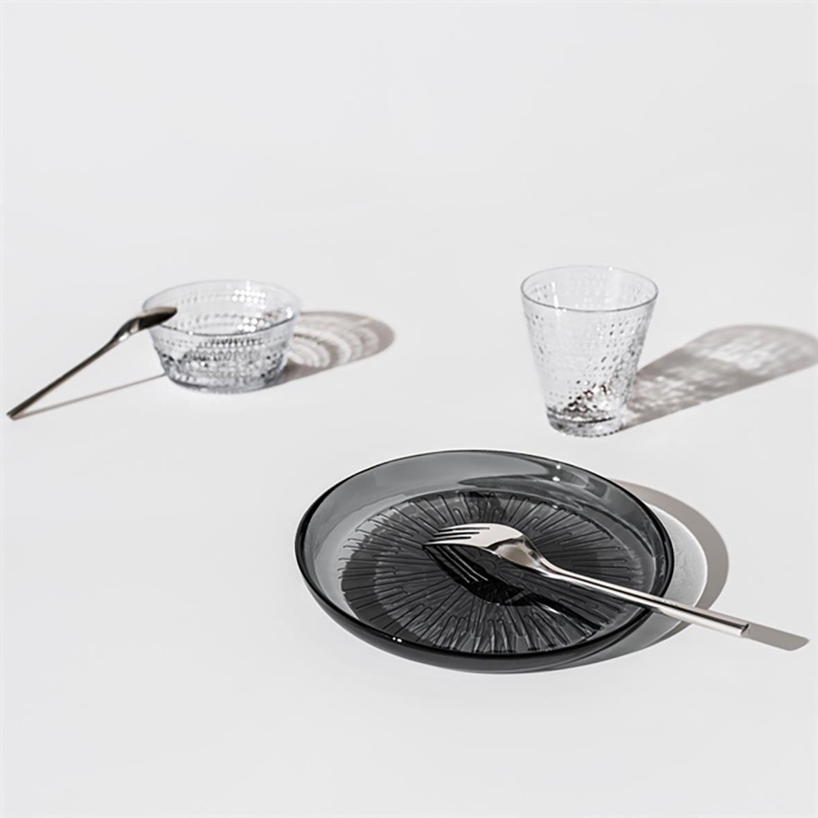 Klar Iittala Kastehelmi glas och tallrik med bestick på vit bakgrund