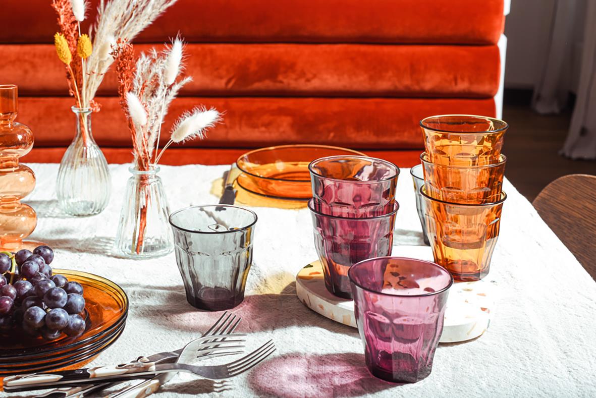 Vattenglas Duralex Tumbler Grå och färgade glas på bord med tallrikar och bestick