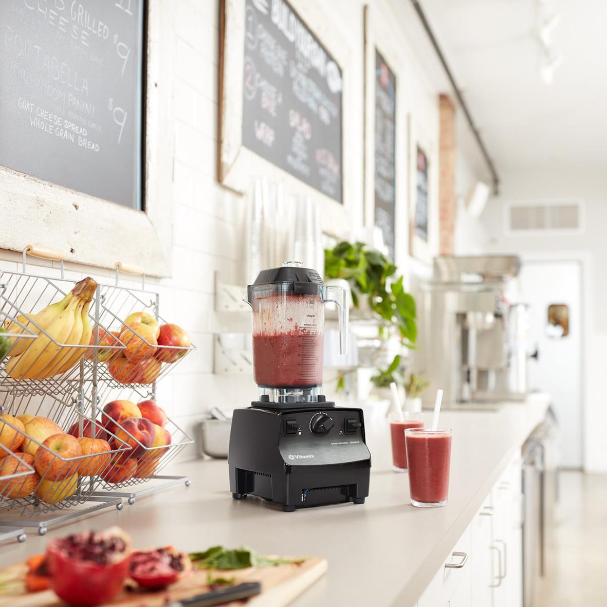 Vitamix Blender Vitamix Advance Svart på köksbänk med frukt och smoothie