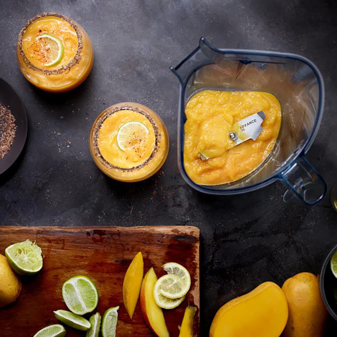Blender Vitamix Advance svart med frukt och juice på mörk bakgrund