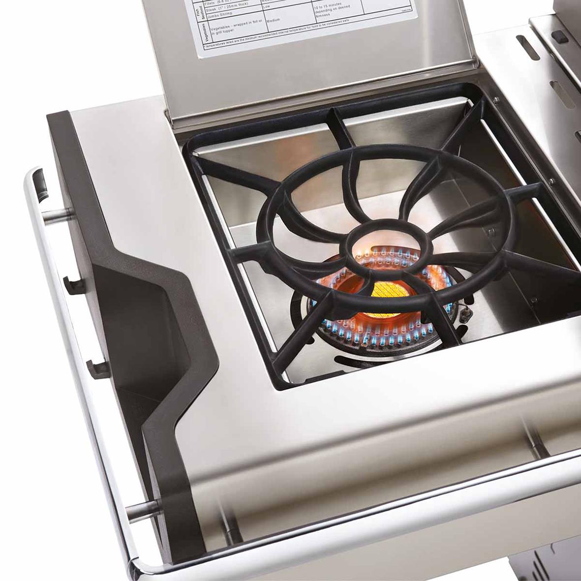 Gasolgrill Napoleon Prestige PRO 825-3 med brinnande gaslåga och grillgaller