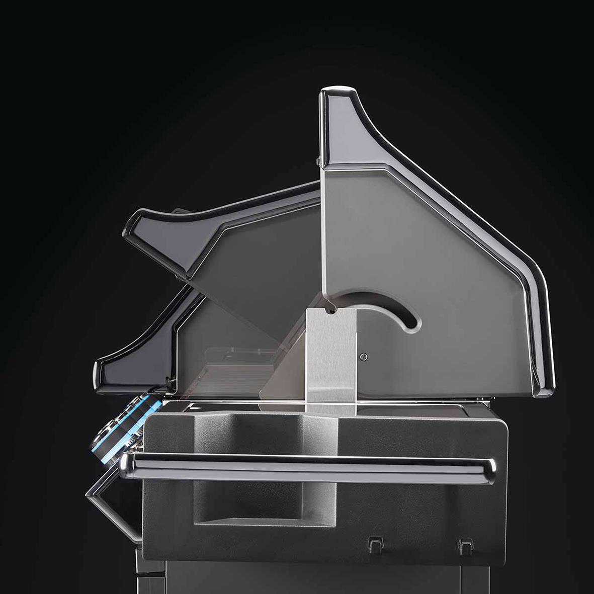 Gasolgrill Napoleon Prestige PRO 825-3 med lock och kontrollpanel