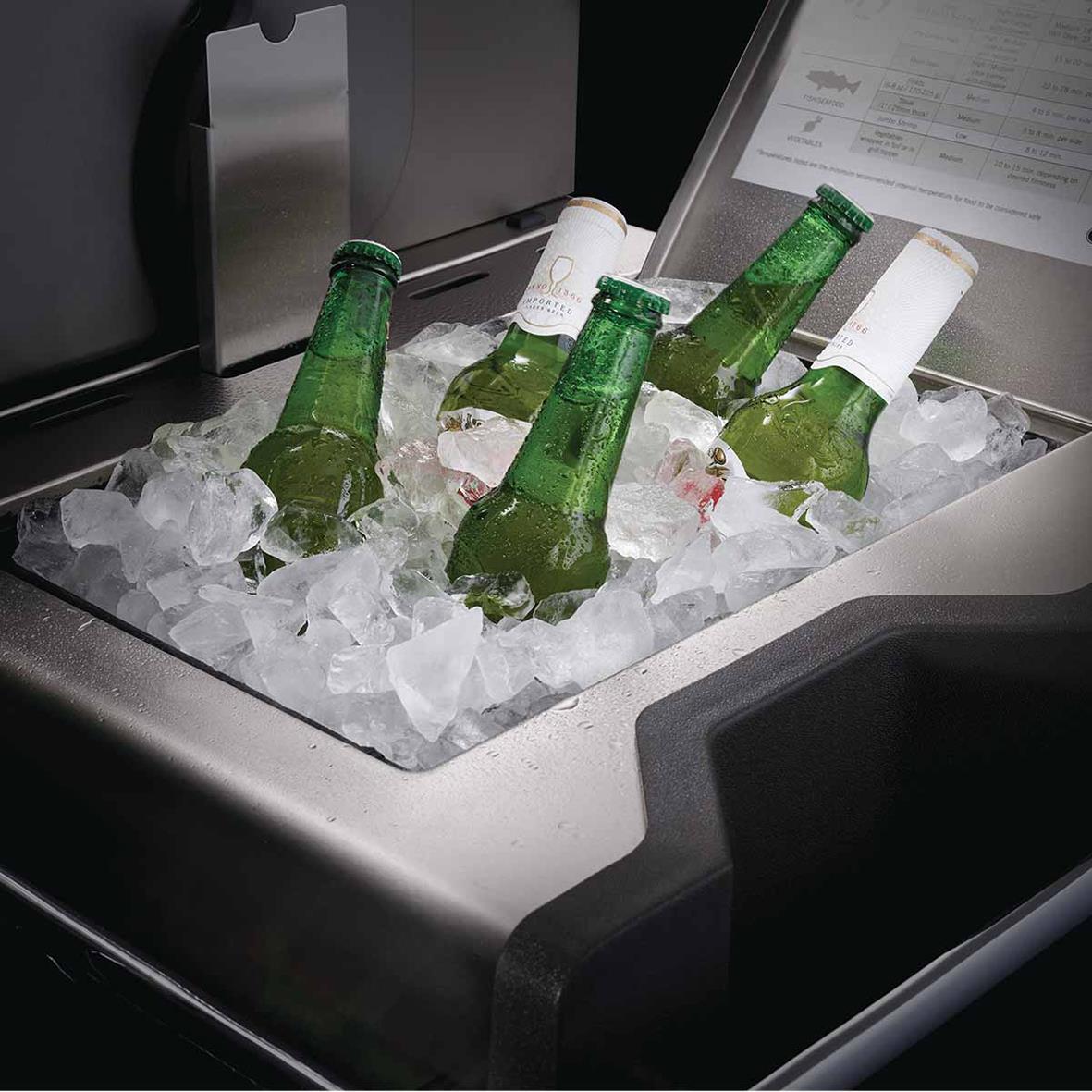 Sex gröna ölflaskor i en isfylld kylväska