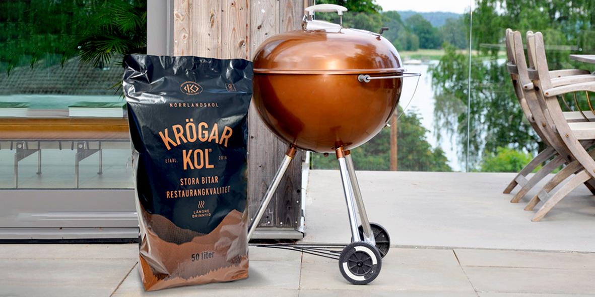 Grillkol Norrlandskol Krögarkol 50L och kolgrill på altanen med utsikt över vatten och träd