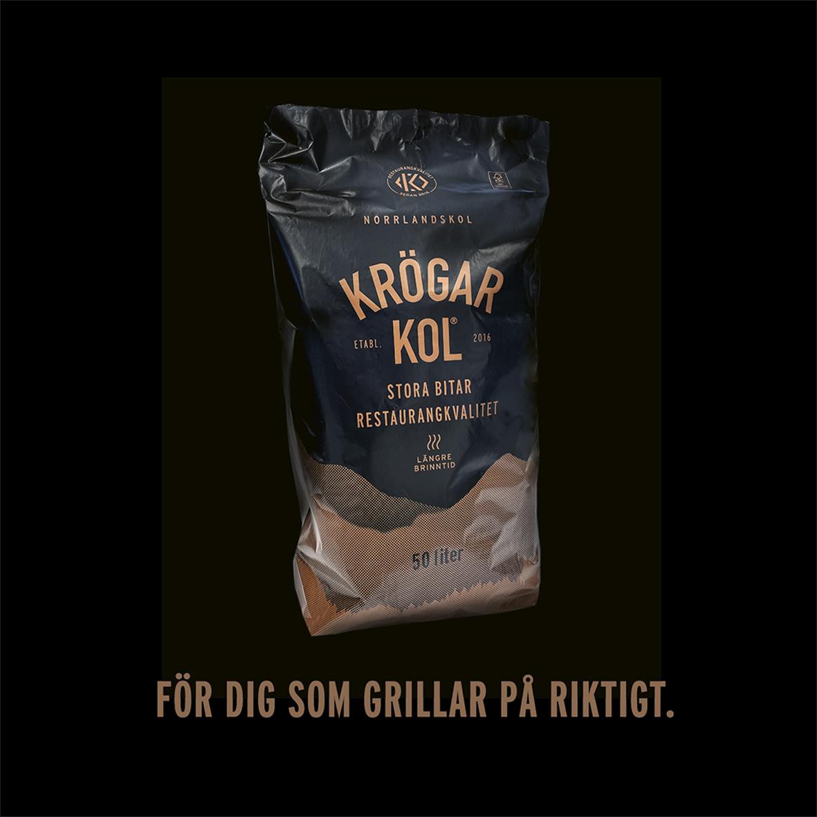 Svart påse med grillkol från Norrlandskol Krögarkol 50L, text om kvalitet och stor kapacitet, mot svart bakgrund