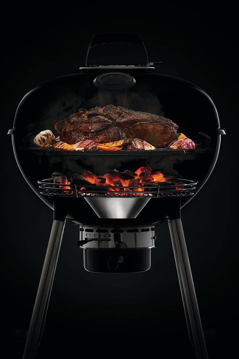 Svart kolgrill Napoleon Pro 22K-L-3 med kött och grillkol, 57 cm