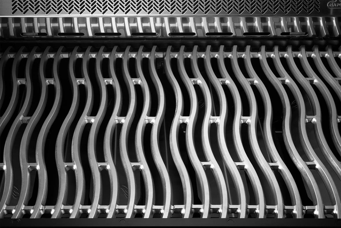 Närbild av rostfri gasolgrill Napoleon Prestige 500 med sex brännare och grillgaller i rostfritt stål