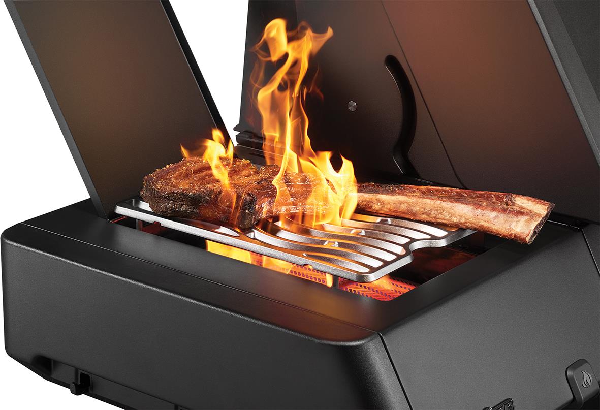 Gasolgrill Napoleon Prestige 500 med sex brännare och rostfri design, visar mat som brinner på grillen