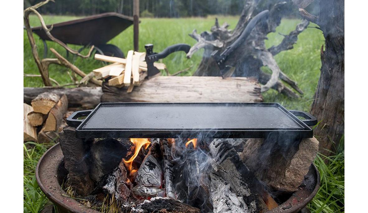 Vändbar gjutjärn stekbord på öppen eld utomhus, stor yta 420x230mm, vikt 2,5kg