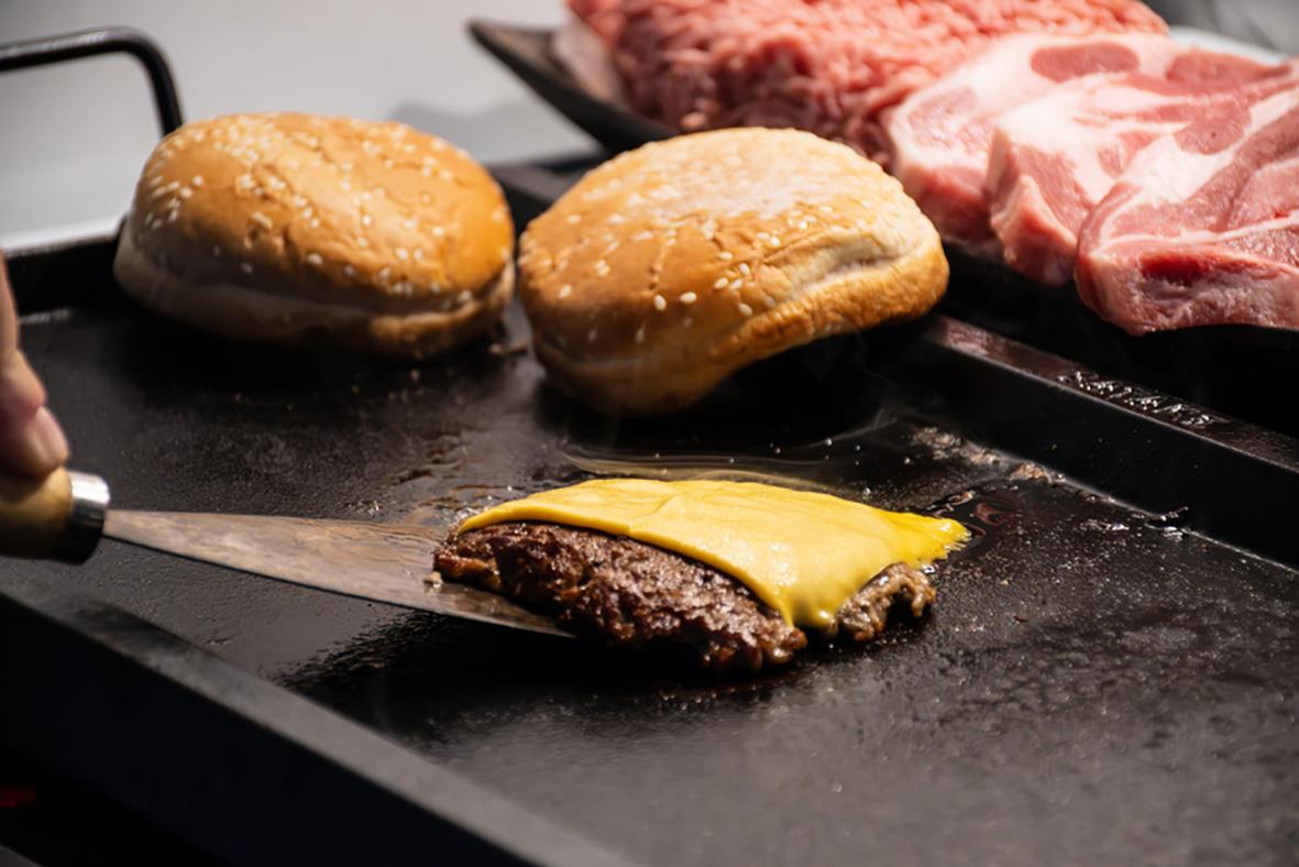 Stekbräda med Satake gjutjärn, hamburgare och kött på grillen