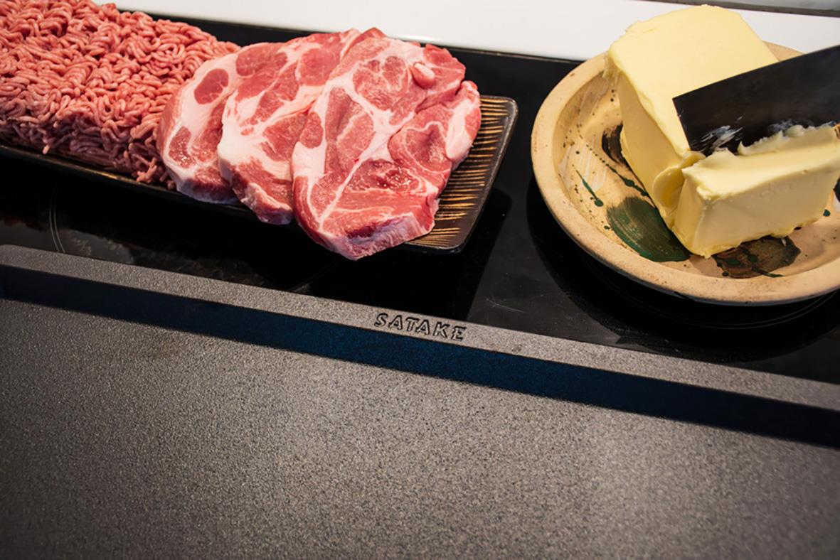 Stekbord Satake gjutjärn med kött och smör på.