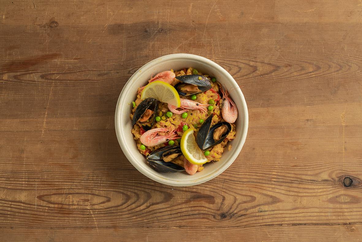 Sallad i brun Duni Bagasse skål på träbord