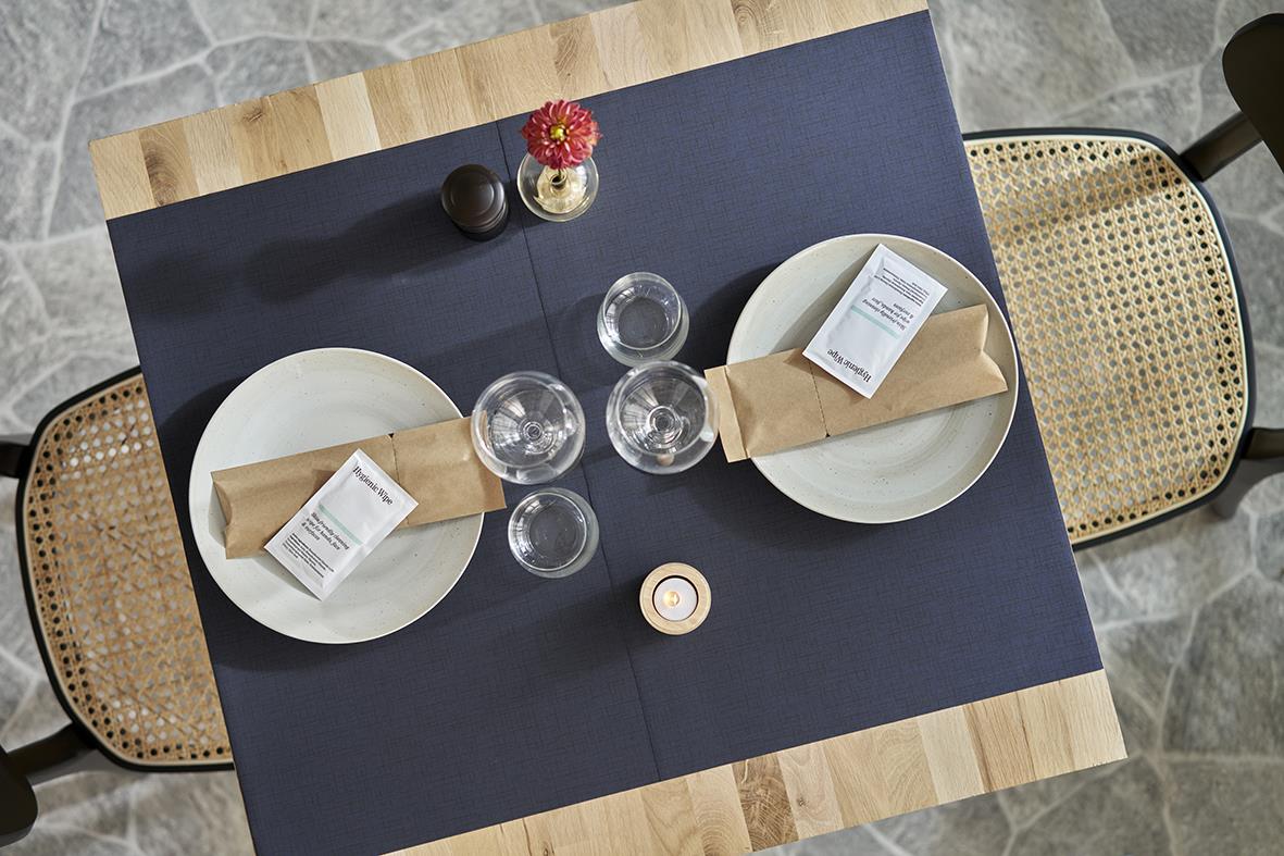 Servettficka Duni Sacchetto Eco Echo Brun på bord med tallrikar och glas