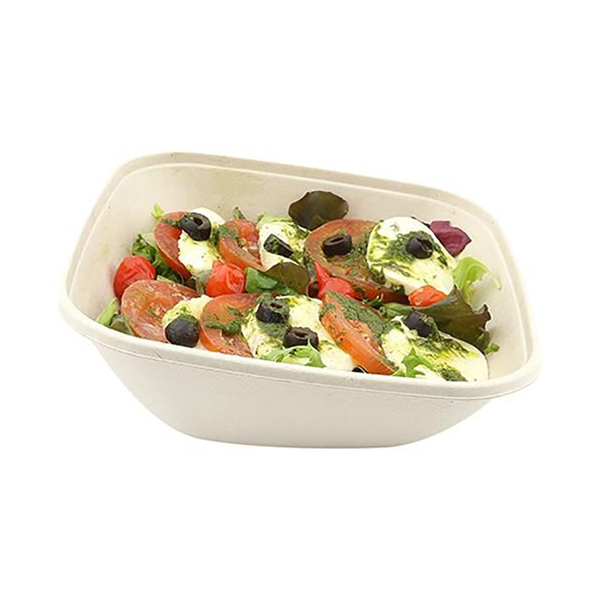 Lutande salladsskål av bagasse i brun färg med sallad och grönsaker