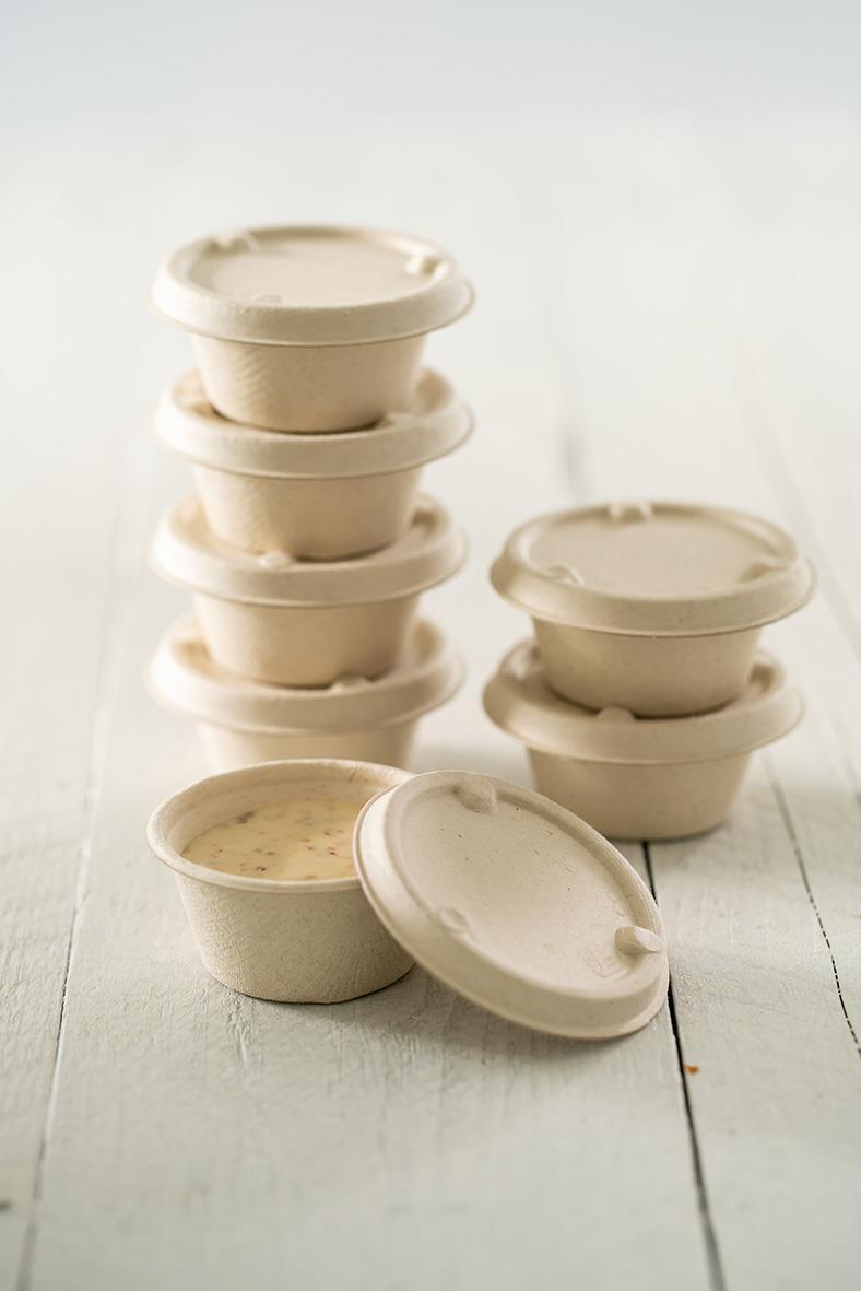 Dressingbägare av bagasse med lock, Ø60mm, 50ml, staplade och en öppen bägare med dressing