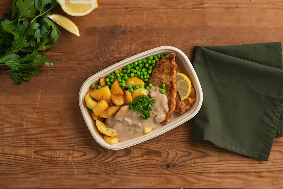 En pappersform Duni Cube Bagasse Brun 214x159x54mm med mat, grönsaker och sås på ett träbord