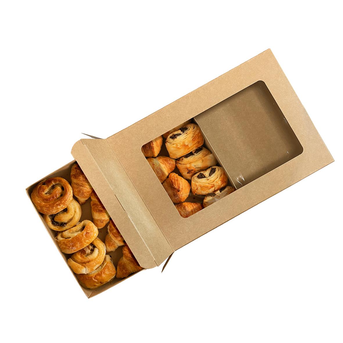 Brun cateringkartong med fönster fylld med små bakverk, mått 36x26x7cm