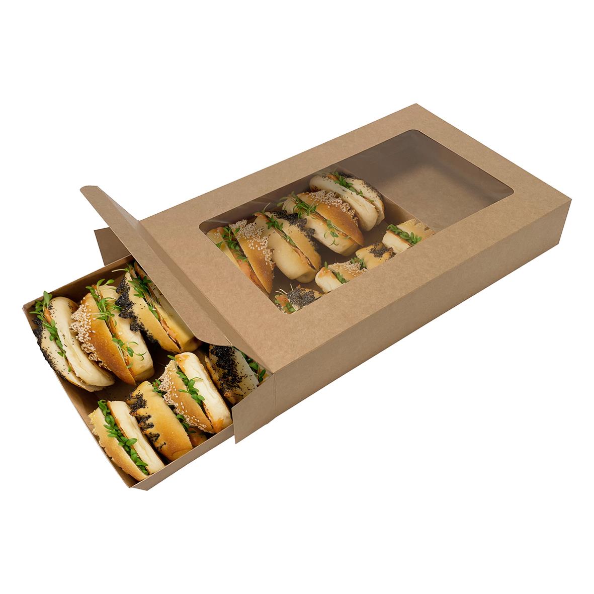 Brun cateringkartong med fönster och 8 små smörgåsar