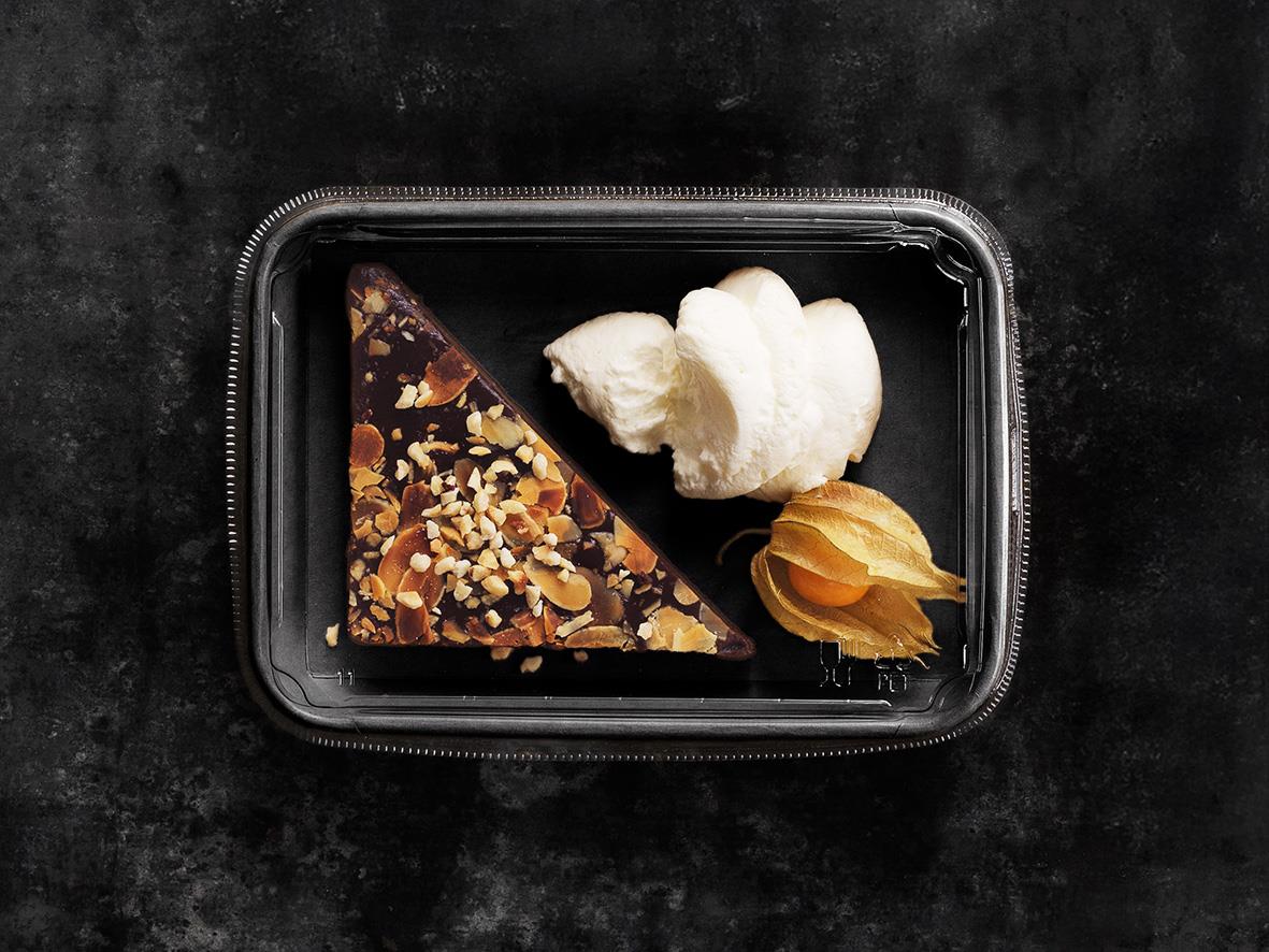 Svart pappersform Duni Contrast med tårta, marshmallow och karamell på svart bakgrund
