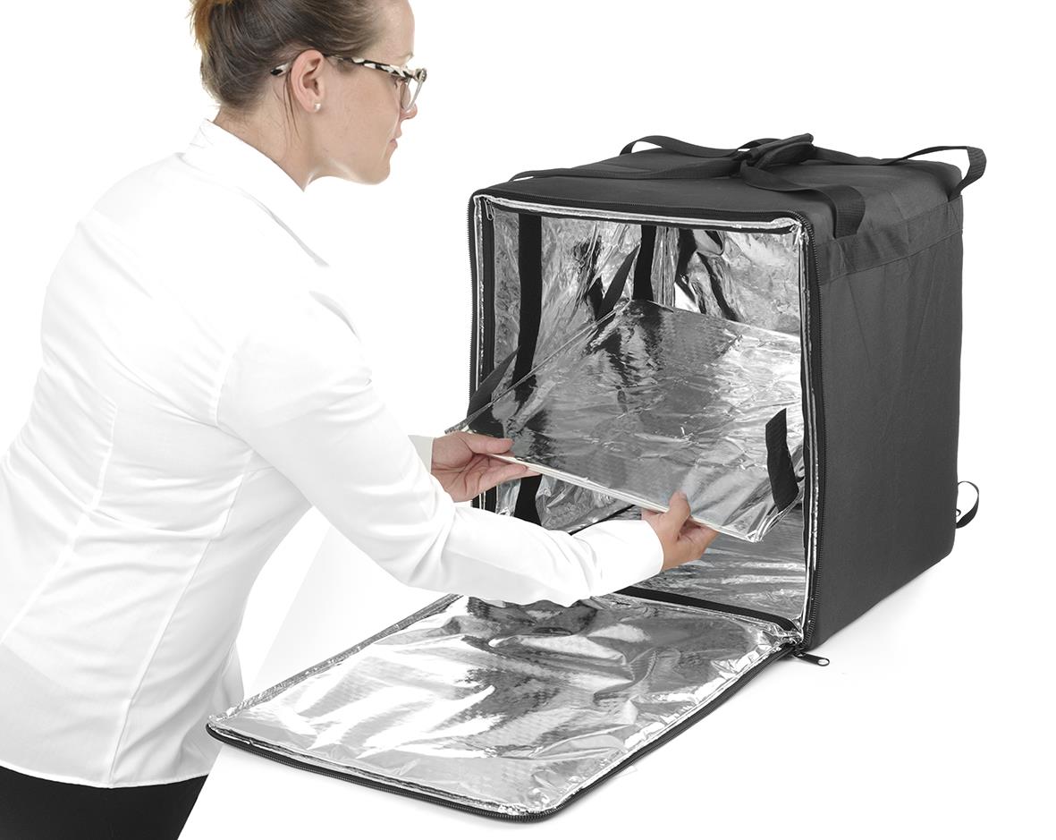 Person visar en svart termoväska/ryggsäck med isolerande inre, mått 410x410x480mm