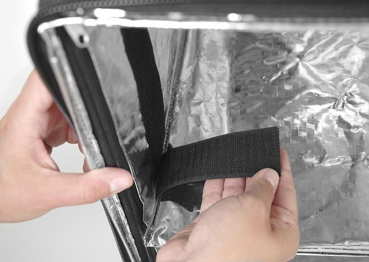 Svart termoväska eller ryggsäck med isolerande inre yta och justerbar rem