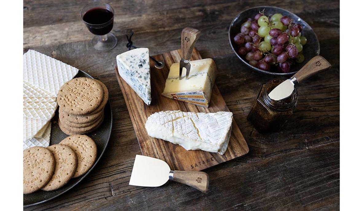 Ostset Satake Shiro bricka med ost, kniv, spatel och gaffel i akaciaträ, samt vin och frukt
