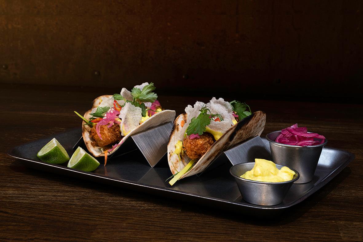 Dressingkopp rostfri 7cl med tacos och såser på svart serveringsfat