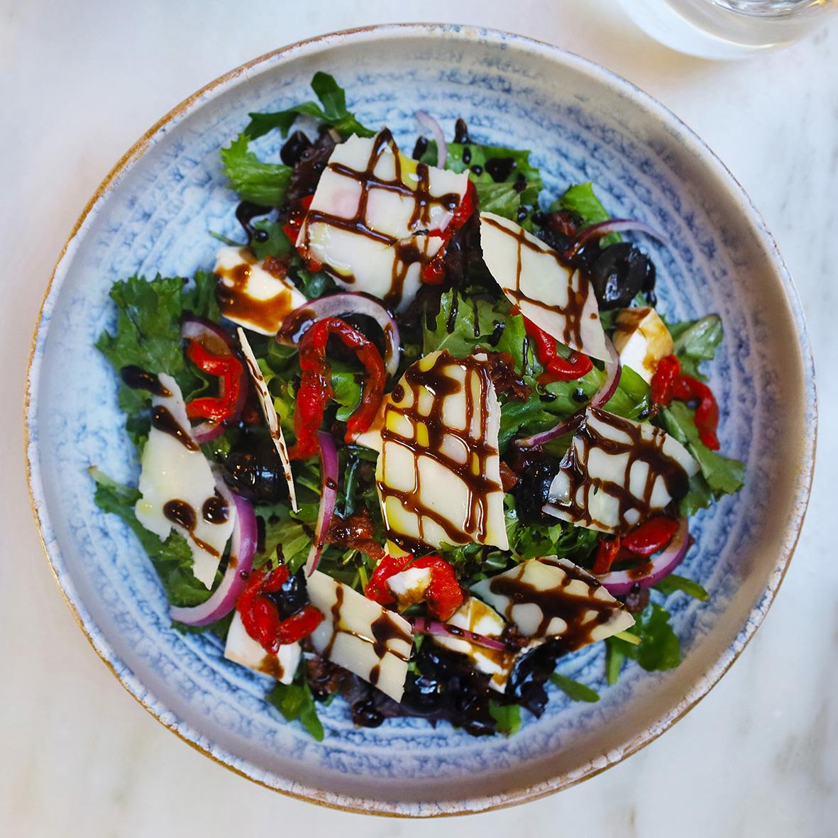 Skål Exxent Frost Blå med sallad, ost, oliver, paprika och balsamvinäger
