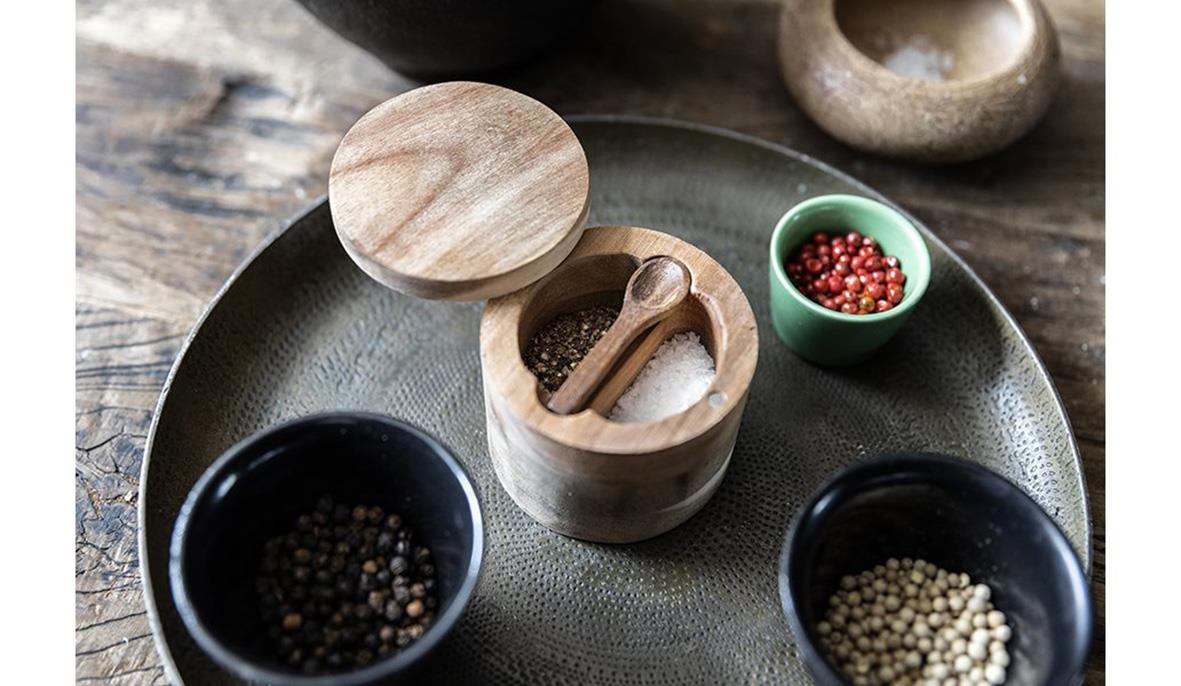 Salt- och pepparburk Satake Shiro Akacia i en svart förpackning med olika kryddor runt omkring