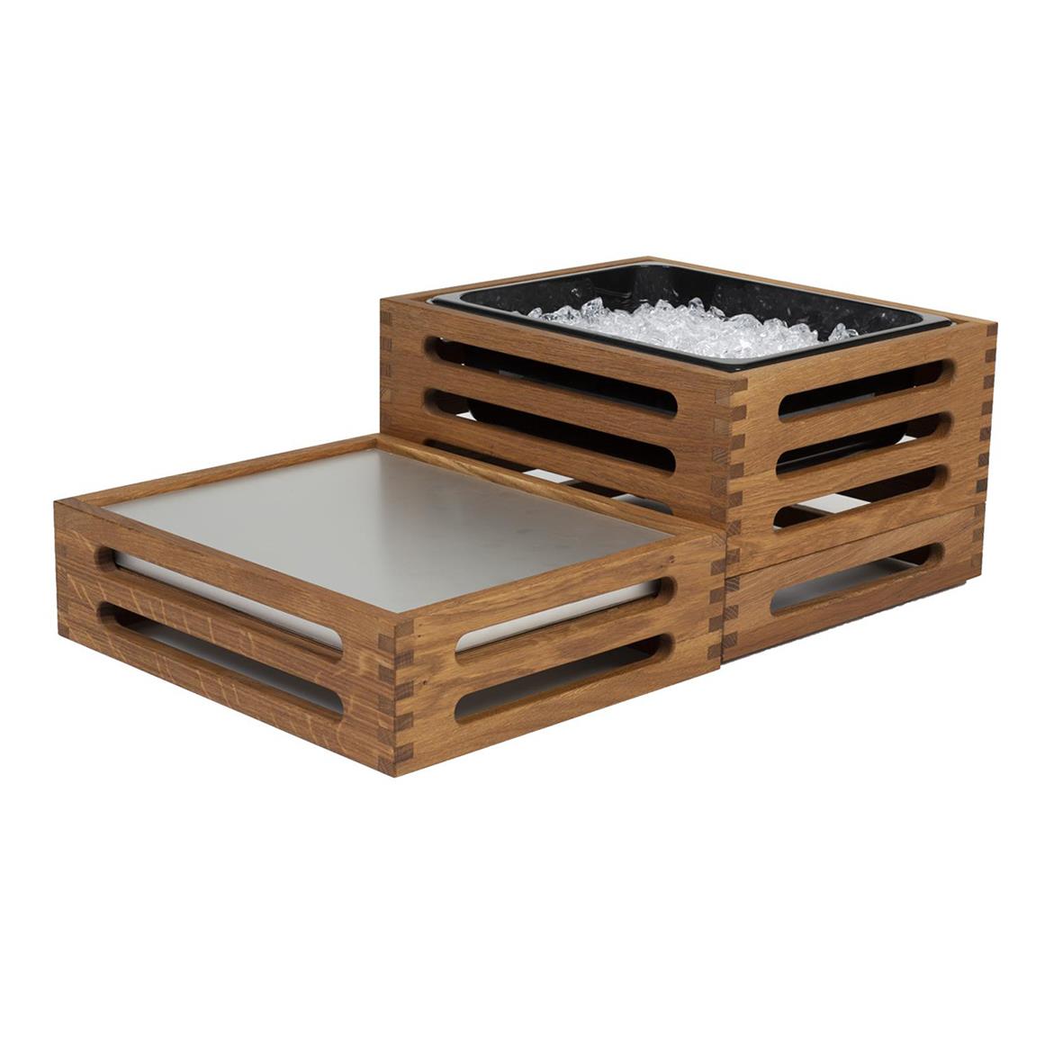 Två trälådor, en med is och en tom, i trä med slitsar, används för förvaring eller servering